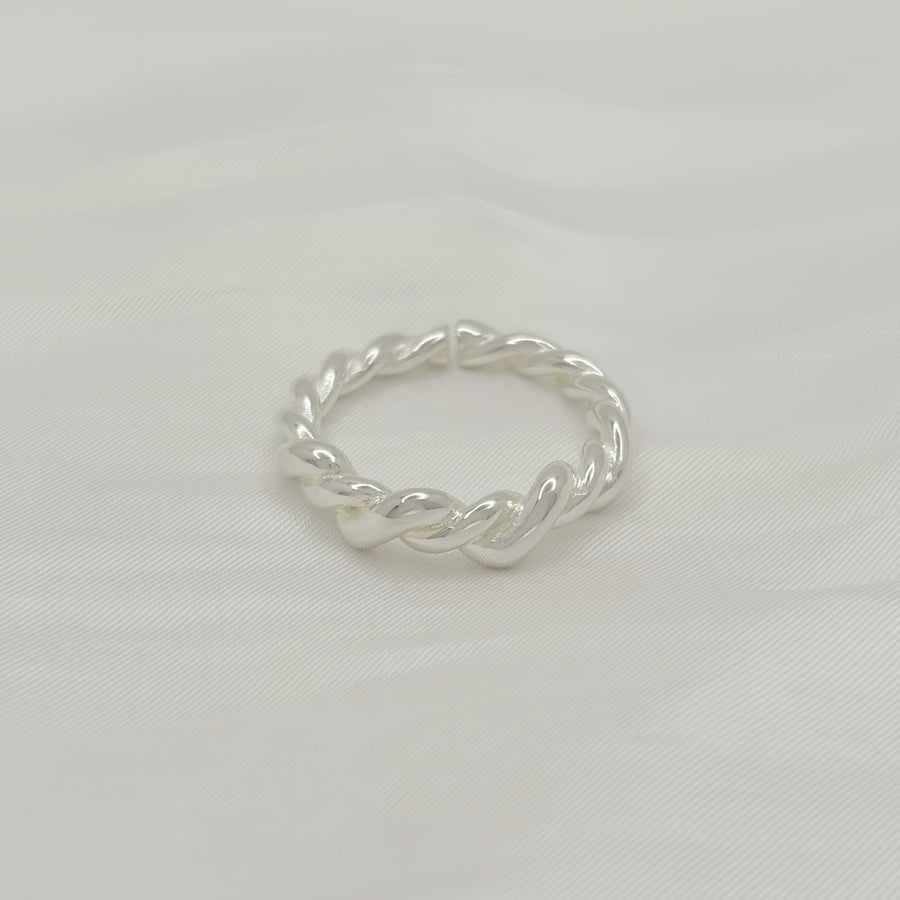 This elegant 925 sterling silver twist ring features a sleek braided design, offering a timeless and minimalist style. Perfect for everyday wear 