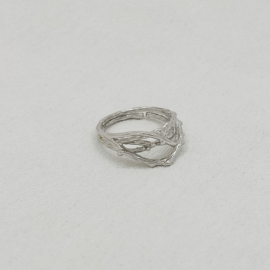 925 Silver Ring. This silver ring showcases a unique vine design, capturing the essence of natural beauty and organic flow. Perfect for nature lovers, its intricate details make it a standout piece for any occasion.