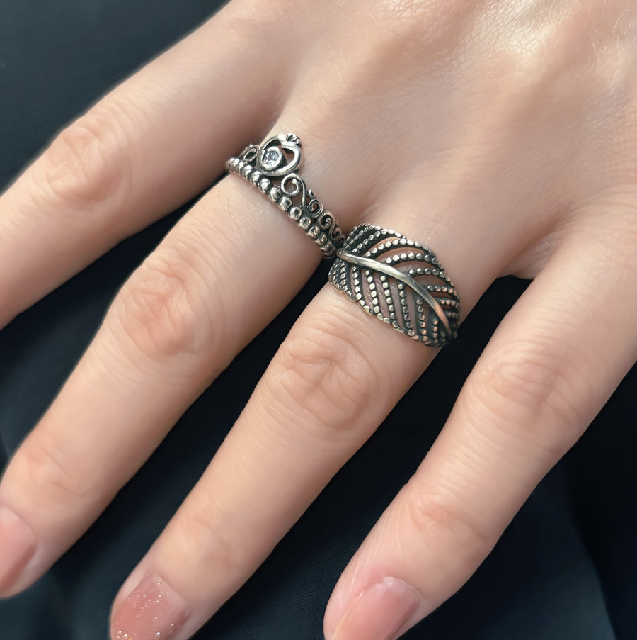 The exquisite Zirconia Crown Silver Ring, a piece that combines elegance and sophistication with a touch of royal allure.  This ring is perfect for expressing your feelings to someone special or as a treat for yourself. 