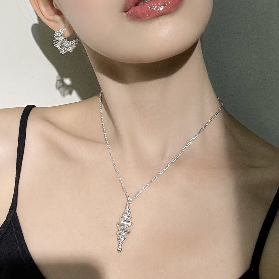 Elevate your style with this exquisite 925 sterling silver necklace, featuring a unique spiral-shaped pendant. The pendant showcases a series of tightly coiled silver strands, forming an intriguing helical design. This modern twist on classic elegance makes it a standout piece in any jewelry collection.