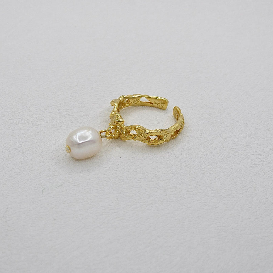 Adjustable baroque pearl gold vermeil ring. Baroque style jewelry and suitable for daily wear.