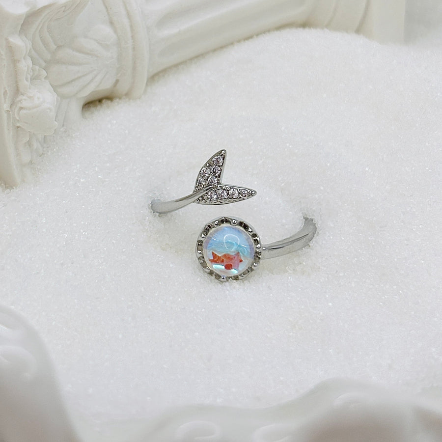 This beautiful ring features a stunning moonstone set in 925 sterling silver. The unique design is sure to catch the eye. This Moonlight Silver Ring is a piece of art that you can wear on your finger. Perfect for any occasion