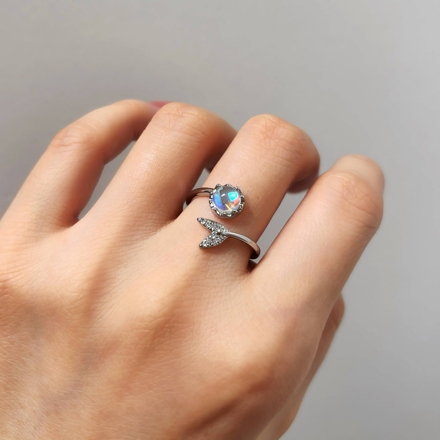 This beautiful ring features a stunning moonstone set in 925 sterling silver. The unique design is sure to catch the eye. This Moonlight Silver Ring is a piece of art that you can wear on your finger. Perfect for any occasion