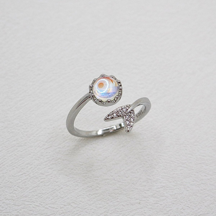 This beautiful ring features a stunning moonstone set in 925 sterling silver. The unique design is sure to catch the eye. This Moonlight Silver Ring is a piece of art that you can wear on your finger. Perfect for any occasion