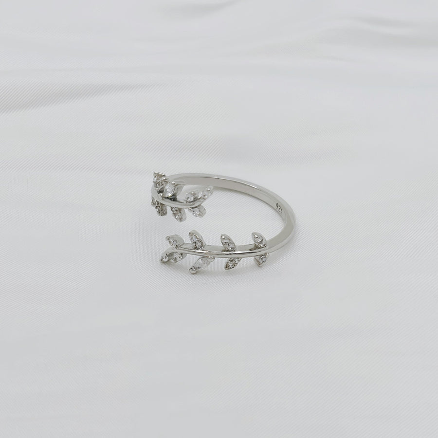 This beautiful ring is made of 925 silver and features an intricate olive branch design. It is perfect for any occasion and adds a touch of elegance to any outfit. 