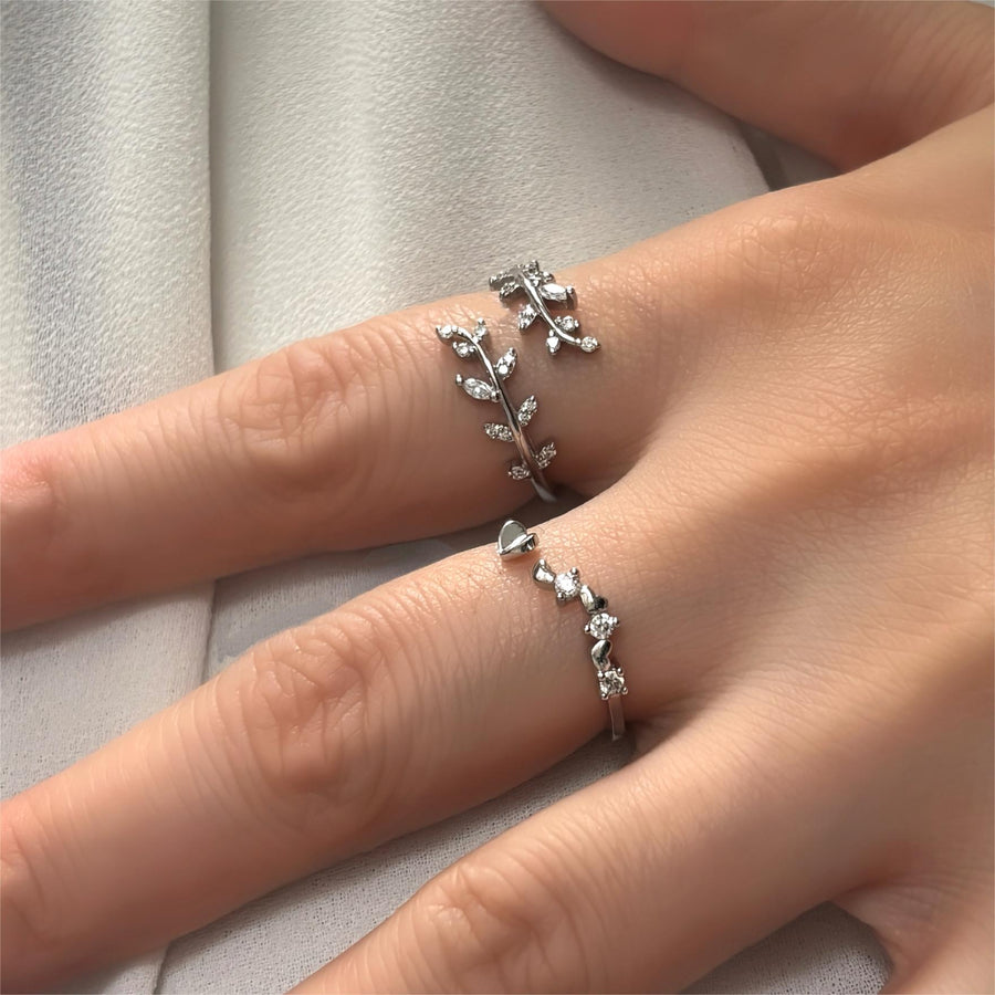 This beautiful ring is made of 925 silver and features an intricate olive branch design. It is perfect for any occasion and adds a touch of elegance to any outfit. 