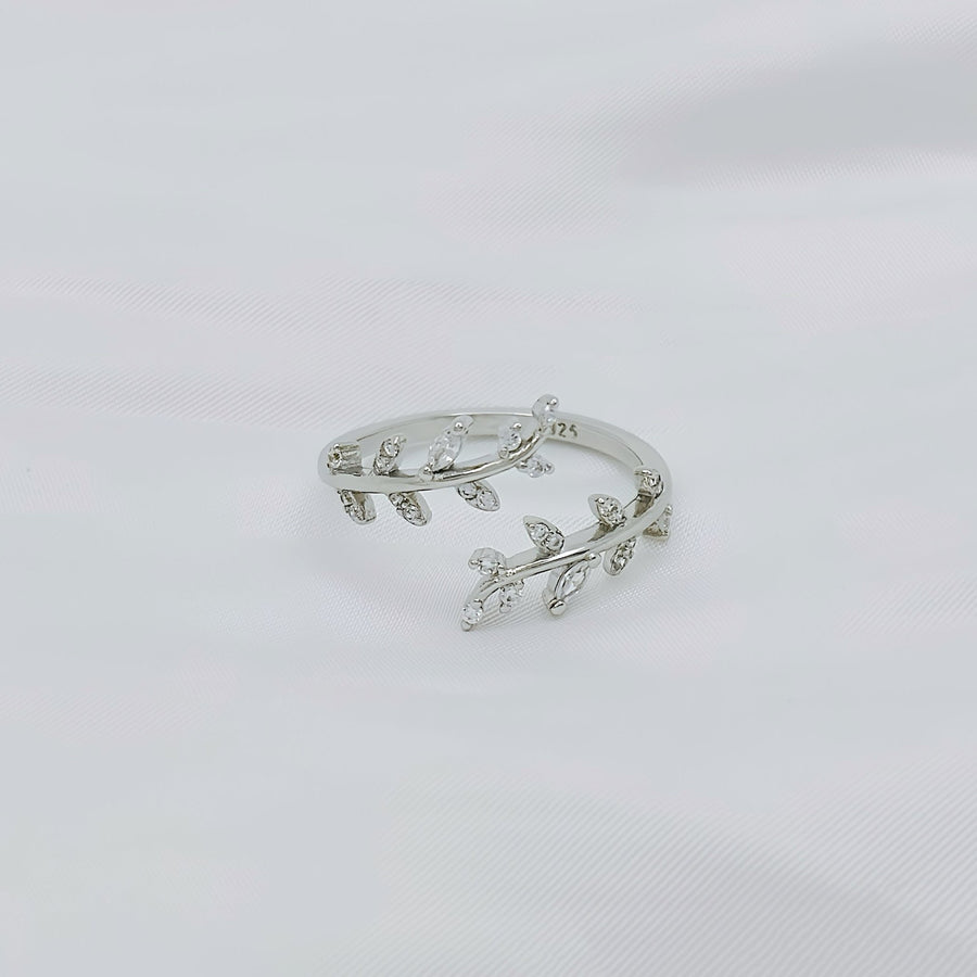 This beautiful ring is made of 925 silver and features an intricate olive branch design. It is perfect for any occasion and adds a touch of elegance to any outfit. 