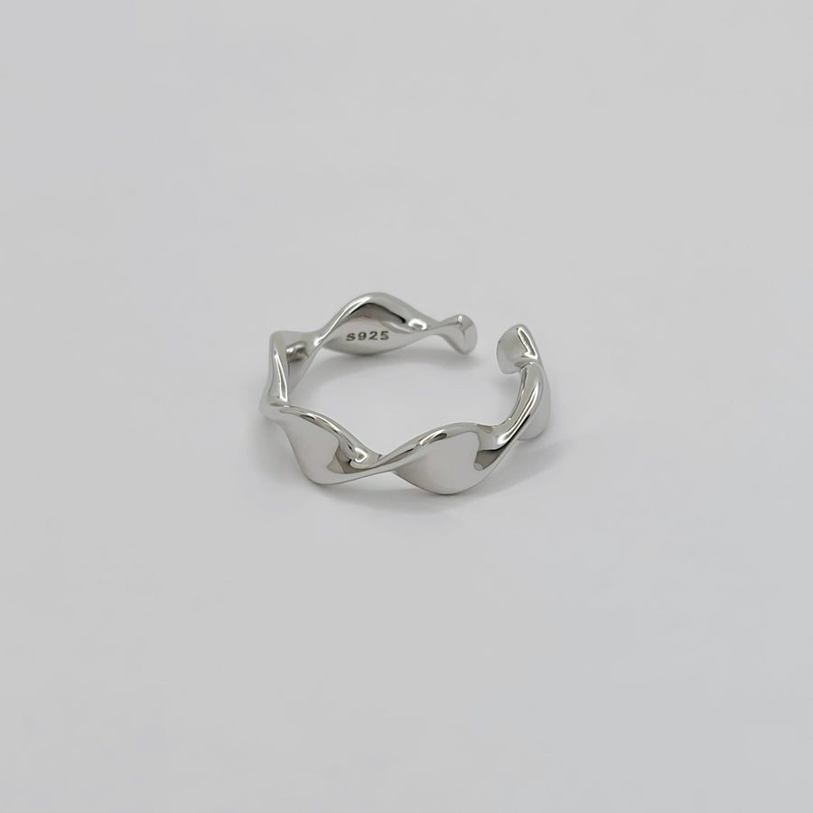 This silver ring showcases an elegant twisted design, offering a luxurious yet modern look. Adjustable and stylish, it’s the perfect statement piece for adding a touch of glamour to any outfit.