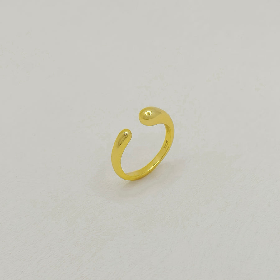 gold vermeil open ring. Elegant and modern, this open gold ring features a sleek, minimalist design that adds a touch of sophistication to any look.