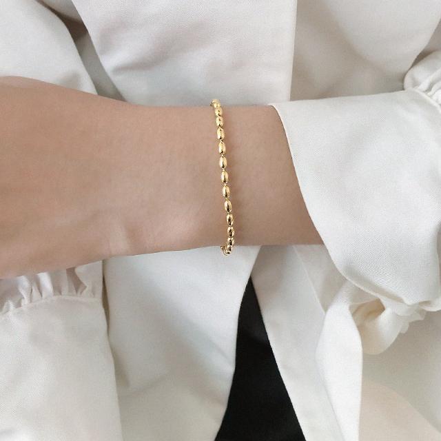 Elegant and timeless, this gold vermeil olive bead bracelet is perfect for adding a refined touch to any outfit. Featuring smooth olive-shaped beads, this bracelet is a versatile accessory, ideal for both everyday wear and special occasions.